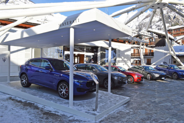 ARREDAMENTO NEGOZI MASERATI COURMAYEUR 17